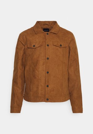 Chaqueta marrón de estilo ante con mangas largas, botones a presión en la parte delantera y dos bolsillos en el pecho con botones sobre un fondo neutro.