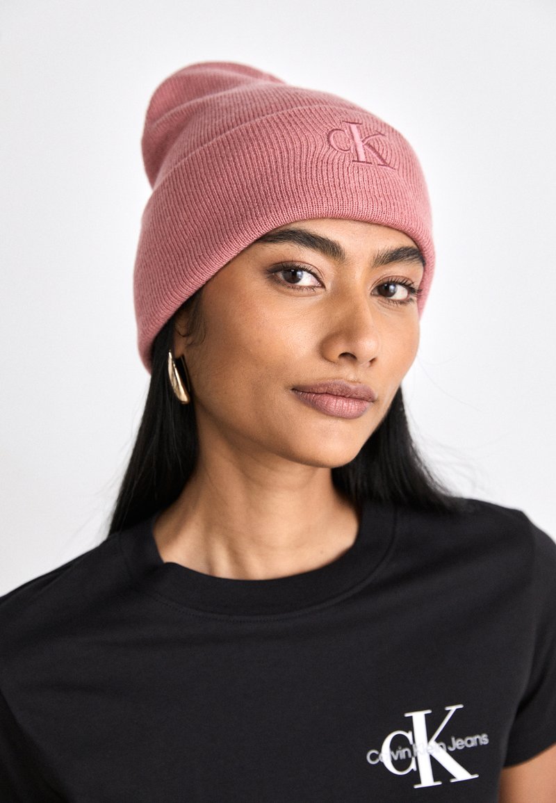 Calvin Klein Jeans MONOGRAM EMBRO BEANIE - Kapa - dusty rose
