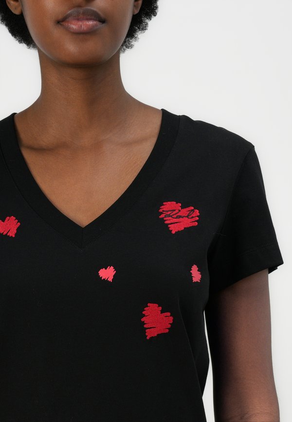 HEARTS V-NECK - Print T-shirt2