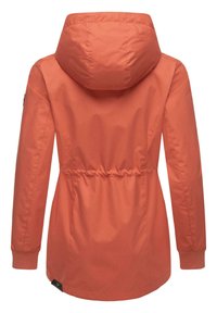 Oranž raindrop-jakk, millel on sisse tõmmatud vöökoht, kapuuts, pikad varrukad ja soonikud. Sile tekstuur ja minimalistlik disain.