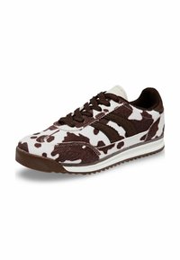 Sneaker en imprimé vache marron et blanc, avec un upper texturé, des lacets marron, trois rayures et une semelle en caoutchouc avec un motif de traction.