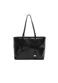 Črna torba iz sijajnega umetnega krokodiljskega usnja, opremljena z dvema dolgima ročajema in pravokotno obliko z minimalističnim dizajnom.