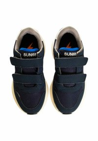 Sneakers blu navy con due cinturini in velcro, materiale in canvas, suole bianche e accenti blu a contrasto all'interno. Etichetta del marchio sulla linguetta.
