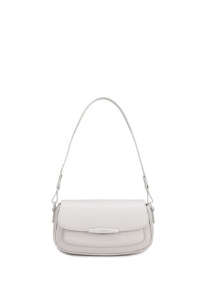 Kleine hellgraue Leder-Schultertasche mit Klappverschluss und schmalem abnehmbarem Riemen, minimalistisches Design und dezentes Metall-Logo-Detail.