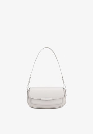 Piccola borsa a tracolla in pelle grigio chiaro con chiusura a patta e tracolla sottile removibile, design minimalista e dettaglio discreto del logo in metallo.