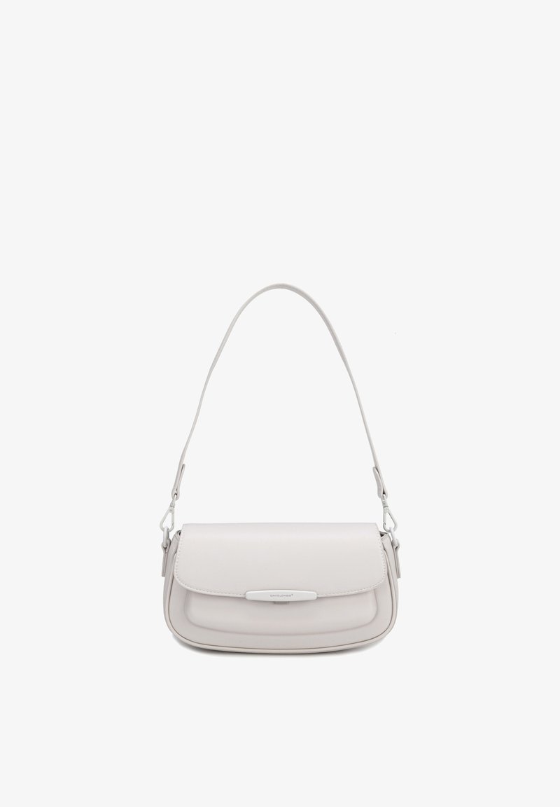 Petit sac à épaule en cuir gris clair avec fermeture à rabat et bandoulière fine amovible, design minimaliste et détail subtil du logo métallique.