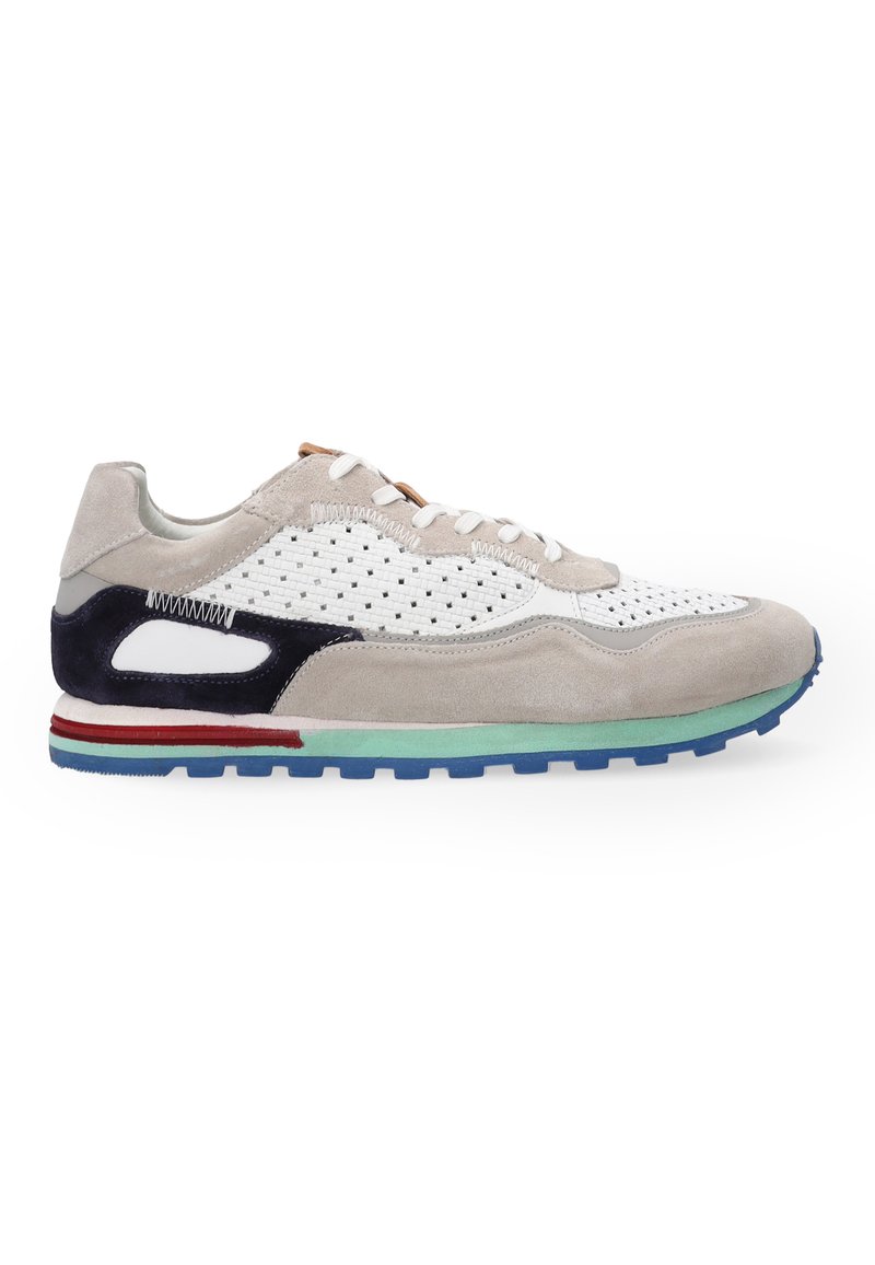 Sneaker aus Wildleder und Mesh mit einem hellgrauen Obermaterial, weißen perforierten Details, marineblauen Akzenten und einer mehrfarbigen Gummisohle.