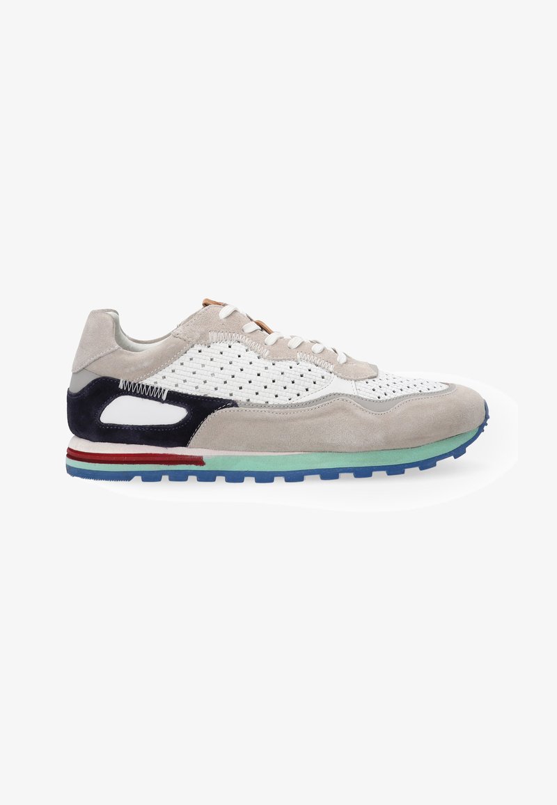Sneaker aus Wildleder und Mesh mit einem hellgrauen Obermaterial, weißen perforierten Details, marineblauen Akzenten und einer mehrfarbigen Gummisohle.
