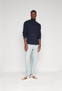 Selected Homme SLHBRAI CABLE ROLL NECK  - Strickpullover - sky captain