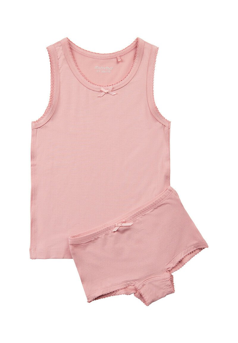 Rosa Baumwolltanktop mit Rundhalsausschnitt und gewelltem Saum, kombiniert mit passenden Shorts, die eine kleine Schleifenakzentuierung aufweisen.