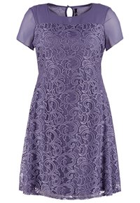 Robe en dentelle violette avec un corsage ajusté et une jupe évasée. Manches courtes transparentes et détail en trou de serrure dans le dos. Motif en tourbillon complexe sur l'ensemble.