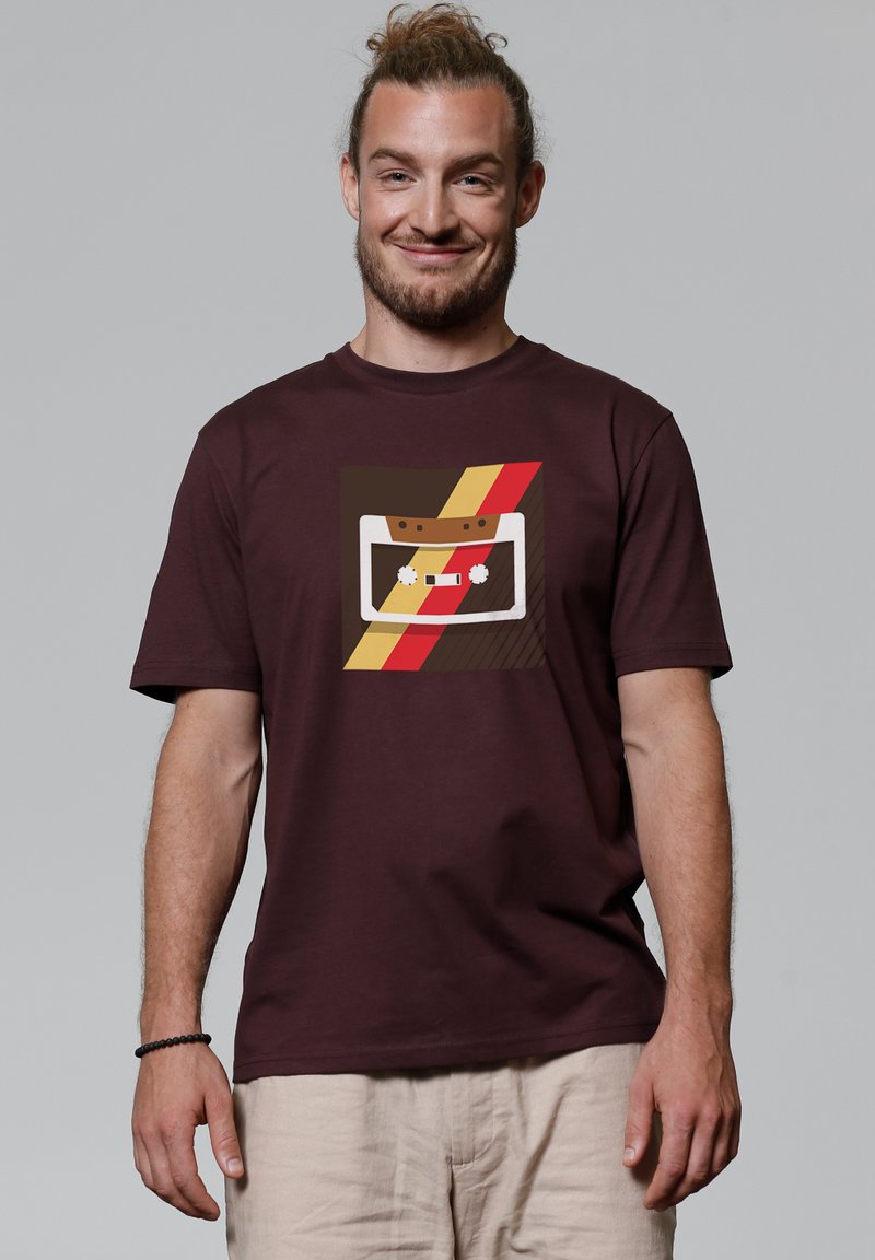 Bordeaux katoenen t-shirt met een retro cassettebandje grafiek en gele en rode strepen. Korte mouwen, ronde halslijn, ontspannen pasvorm.