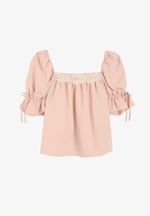 Jasnoróżowa bluzka z krótkimi bufkowymi rękawami, koronkową lamówką przy kwadratowym dekolcie oraz wiązaniami na ściągaczach rękawów.