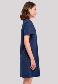 Navyblauw katoenen T-shirt jurk met korte mouwen, een relaxte pasvorm en een zachte textuur, die tot halverwege de dij komt.