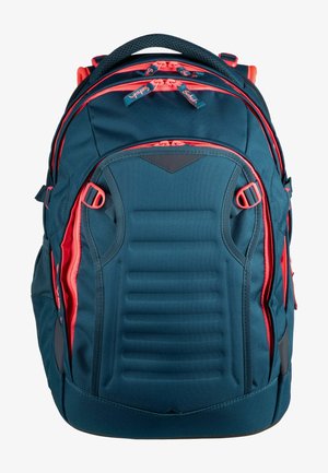 Blauer und roter Rucksack mit gepolstertem Rücken, mehreren Fächern und Reißverschlüssen. Hat eine strukturierte Vorderseite und verstellbare Träger. Robustes Material.
