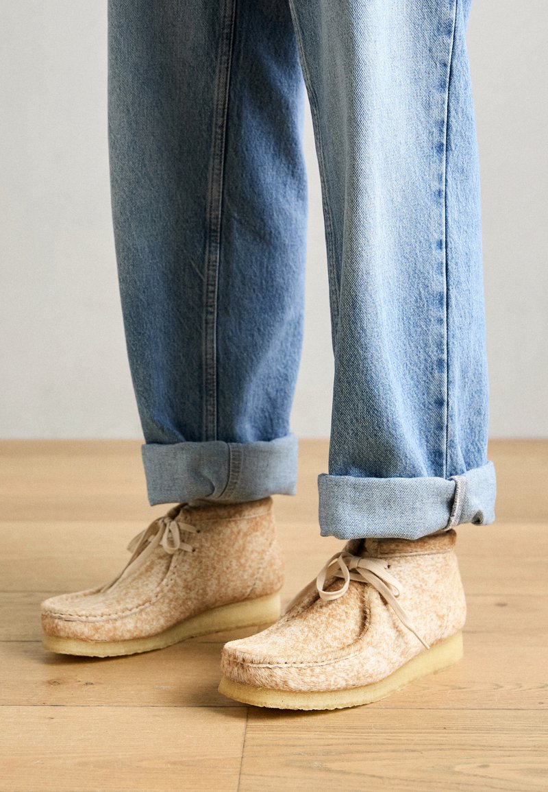 Clarks Originals WALLABEE BOOT - Ankle boots - beige - Zalando