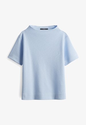 Lichtblauw kortmouwtopje van gestructureerde stof met een ruime halslijn en een losse pasvorm, met een ribpatroon door het hele shirt.