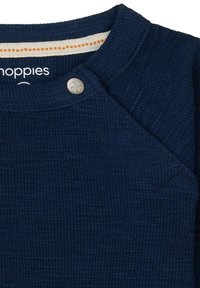 Marineblaues, geripptes Sweatshirt mit Rundhalsausschnitt, das an der Schulter einen silbernen Druckknopf und ein gestreiftes Innenkragen-Detail aufweist.