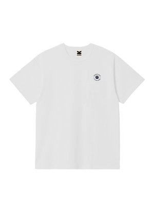 T-shirt blanc à manches courtes avec une petite empreinte de patte noire et un emblème circulaire avec texte sur la partie gauche de la poitrine.