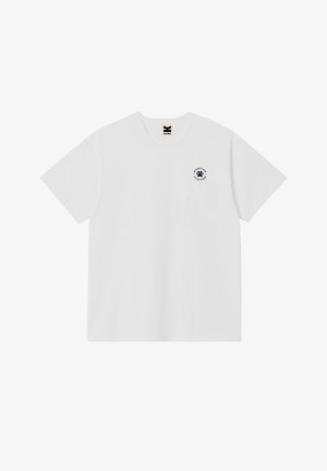 T-shirt blanc à manches courtes avec une petite empreinte de patte noire et un emblème circulaire avec texte sur la partie gauche de la poitrine.