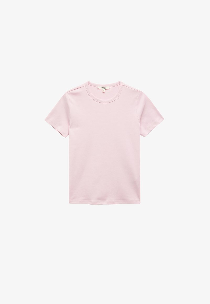 Jasnoróżowa koszulka z krótkim rękawem, wykonana z miękkiej bawełny, z okrągłym dekoltem i standardowym krojem, bez wzorów i akcentów.
