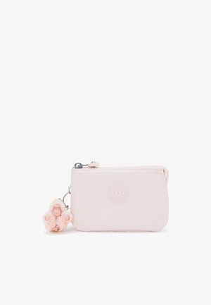 Lys pink pengepung lavet af glat materiale, med lynlås lukning, prægede logo og en fluffy charm af en abe fastgjort.