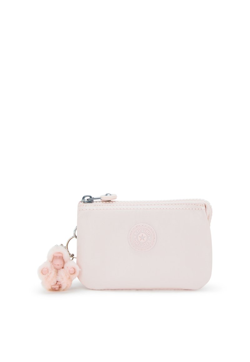 Portafoglio a monete rosa chiaro realizzato in materiale liscio, con chiusura a zip, logo impresso e un charm peloso a forma di scimmia attaccato.