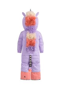 Lila vadderad vinterdräkt med huva, som har en fluffig flerfärgad man och svans. Byxorna är rosa med svarta ränder.