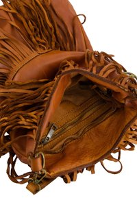 Braune Lederhandtasche mit Fransen, die über eine Reißverschlusstasche und mehrere Fächer verfügt. Das Innere zeigt eine glatte Textur und Nähdetails.