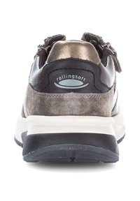 Zwarte en grijze sneaker met een glad leren en gestructureerd suède bovenwerk. Bevat een metallic gouden accent en een witte gevoerde zool.