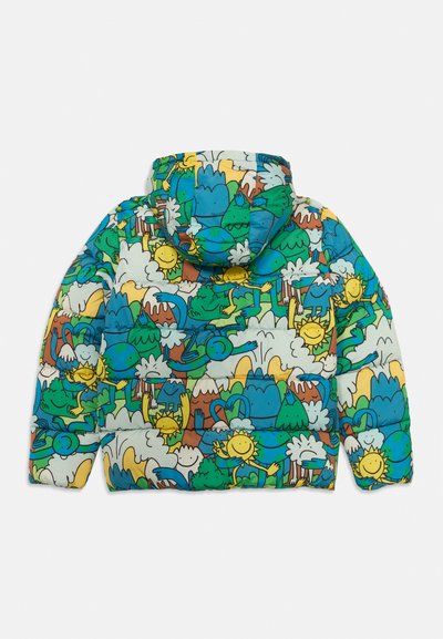Giacca imbottita con una stampa di un paesaggio cartone animato colorato con montagne, soli e nuvole. Il tessuto è morbido e dotato di cappuccio per ulteriore calore.