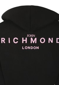 Felpa nera con testo stampato rosa. Il testo recita "JOHN RICHMOND LONDON." Il tessuto sembra morbido con un design standard del cappuccio.