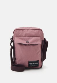 Borsa a tracolla rosa in tessuto con chiusura a pattina, tasca frontale, tracolla regolabile e patch logo nero. Texture liscia con cuciture resistenti.