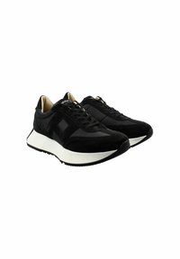 Zapatillas deportivas negras que presentan una mezcla de ante y material liso, una suela blanca en forma de cuña, parte frontal con cordones y un detalle de logo en la lengüeta.