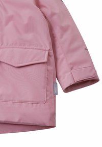 Różowa wodoodporna kurtka z kieszenią po lewej stronie i teksturowanym materiałem. Rękawy są wykończone starannie.