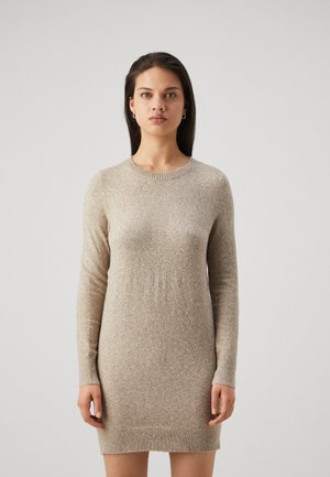 Abito a maglia di colore beige chiaro, con maniche lunghe, scollatura a girocollo e polsini e orlo a coste, dal morbido finish testurizzato.