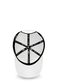 Weißes Baseballcap mit einem durchgehend schwarzen Schirm, Netzoberteil und acht schwarzen Innenbändern mit "9FORTY"-Markierung. Glatte Textur.