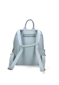 Zaino in pelle blu con hardware dorato, due spallacci regolabili, maniglia superiore e tasca frontale con zip. Dettagli della superficie texturizzati.