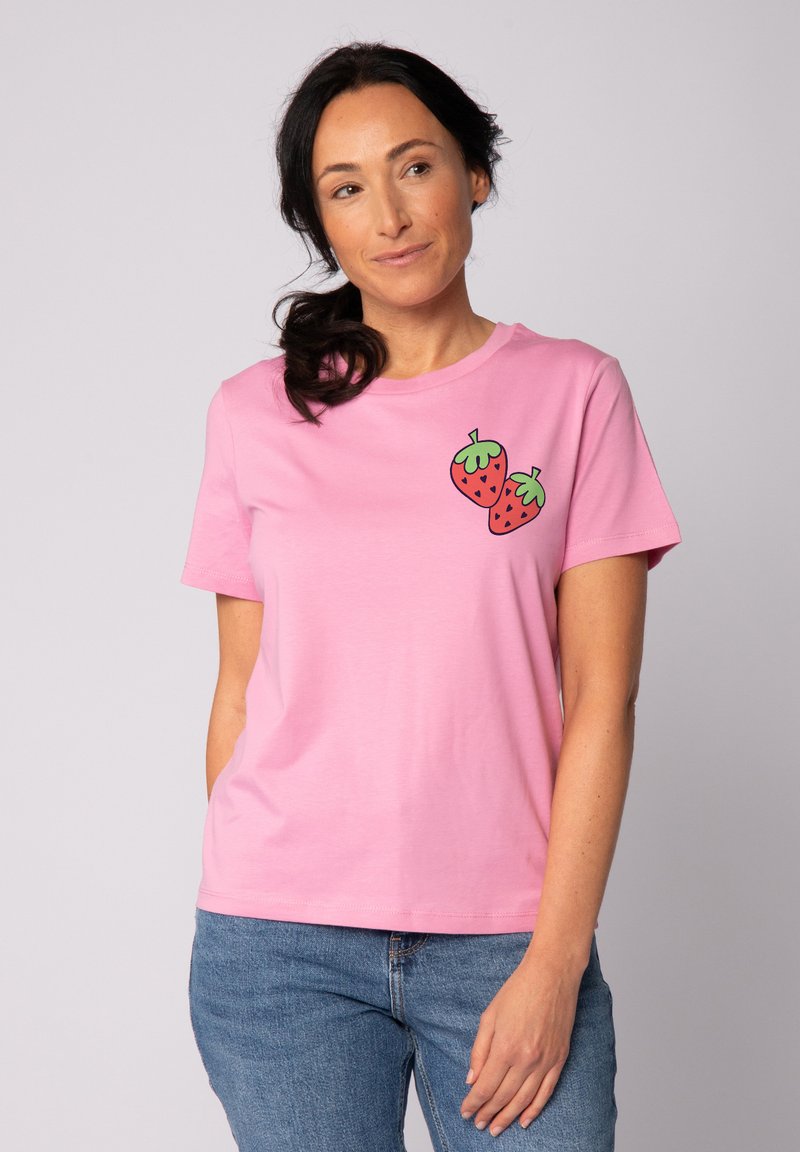 Roze katoen t-shirt met een afbeelding van twee aardbeien op de linkerborst. Korte mouwen en een ronde halslijn, casual pasvorm.