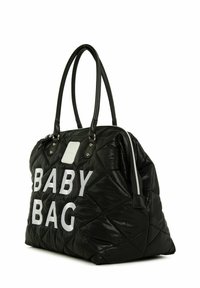 Prešívaná čierna látková taška pre bábätká s veľkým bielym nápisom "BABY BAG", dvojitými čiernymi ušami a striebornými kovovými prvkami. Zips na vrchu.