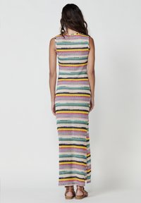Gestreiftes Maxikleid mit ärmellosem Design, das aus mehrfarbigen horizontalen Bändern (rosa, gelb, blau) und einer figurbetonten Silhouette besteht.