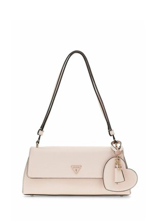 Sac à bandoulière GUESS rose clair avec sangle bordée de noir, logo triangulaire sur le devant et porte-clés en forme de cœur avec petit pendentif cadenas.