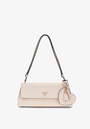 Sac à bandoulière GUESS rose clair avec sangle bordée de noir, logo triangulaire sur le devant et porte-clés en forme de cœur avec petit pendentif cadenas.