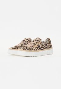 Løveprikkede kanvas sneakers med beige snørebånd, hvid gummisål og vævet jute-detalje rundt om bunden. Lynlåsdetalje på den ene side.