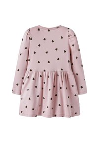 Robe rose à manches longues avec une jupe évasée, ornée d'un motif de petits cœurs noirs et de manches bouffantes froncées.