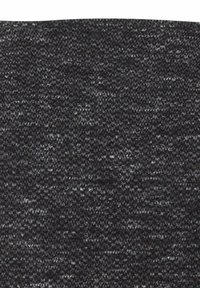 Tela tejida en gris oscuro y negro con un patrón moteado y una apariencia suave y texturizada.