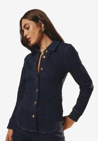 Užsagstoma palaidinė - rinse wash