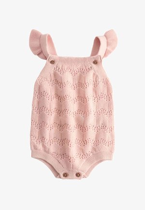 Lyserød strikket babydragt med flæsekantede skulderstropper, knaplukning ved skuldre og skridt med tekstureret mønster.