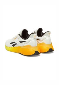 Baltos sportinės bateliai su kvėpuojančia tinklelio viršutine dalimi, juodais akcentais ir geltonos-oranžinės gradientinės pado. Ypatybės: paminkštintas kulnas ir logotipo detalė.