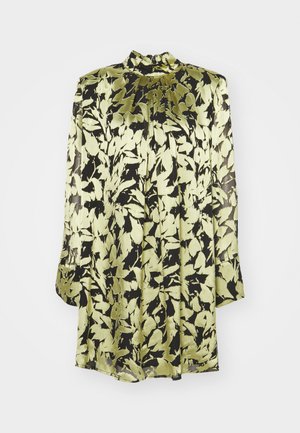 Langærmet kjole i sort og lys grøn med bladmønster, struktureret krave og flydende silhuet lavet af silkeagtigt materiale.